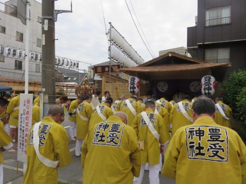 御分社前に整列する若衆