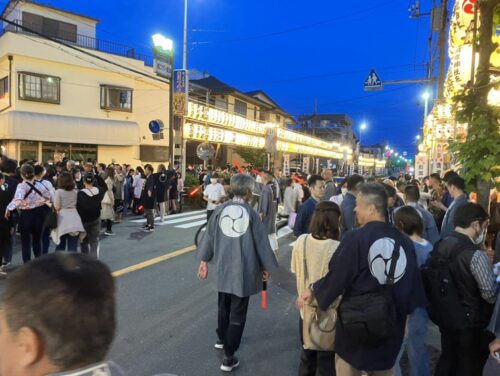 明々と灯る提灯が宮前通りを照らす